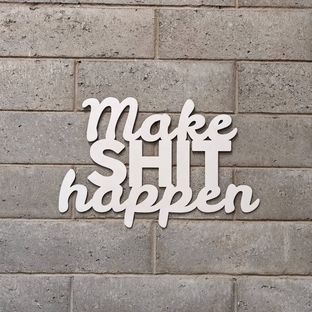 Puidust silt "Make S#IT happen"