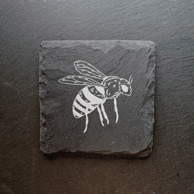 Mesilane graveeringuga kivist joogialus